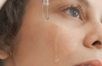 CAPA---modelo-aplicando-Óleo-Rejuvenescedor-Clareador-POST-Blog-AUA