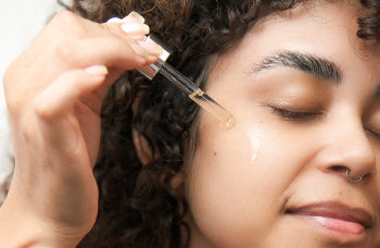 CAPA--modelo-fazendo-skincare-POST-Blog-AUA